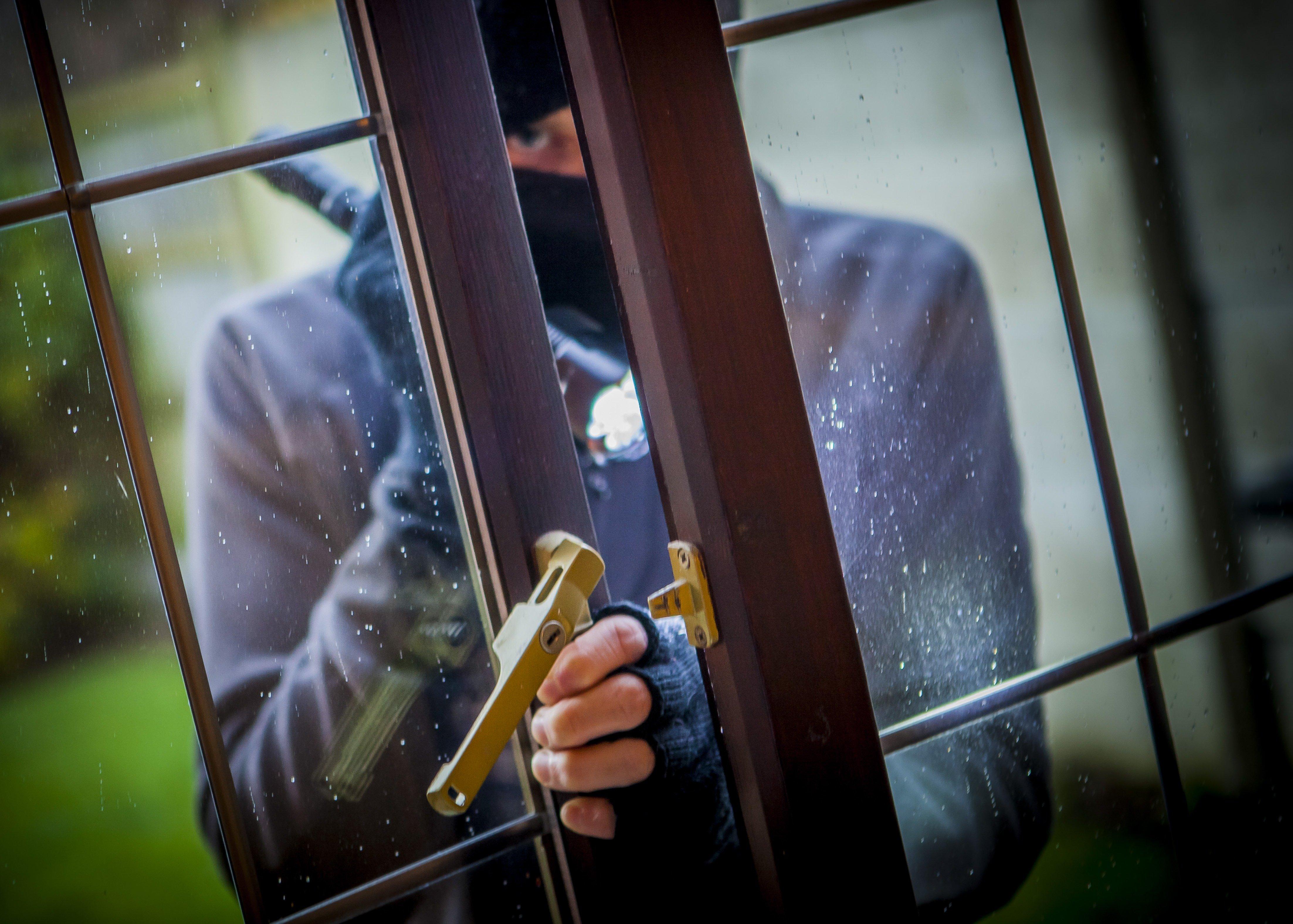 Police warn against leaving windows open overnight after increase in burglaries in Sheffield ...