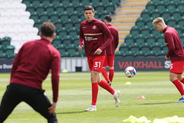 Ross Stewart warms-up for Sunderland at Plymouth Argyle