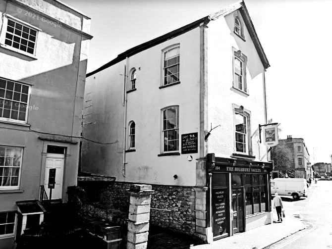 Condemned criminals are said to have been taken to the pub for their last meal and kept in the vaults downstairs, before being executed at the top of the road (were the roundabout is today) in the mid to late 19th century. Pubgoers have claimed the pub is haunted by the spirits of the prisoners and their disembodied screams have been heard.
