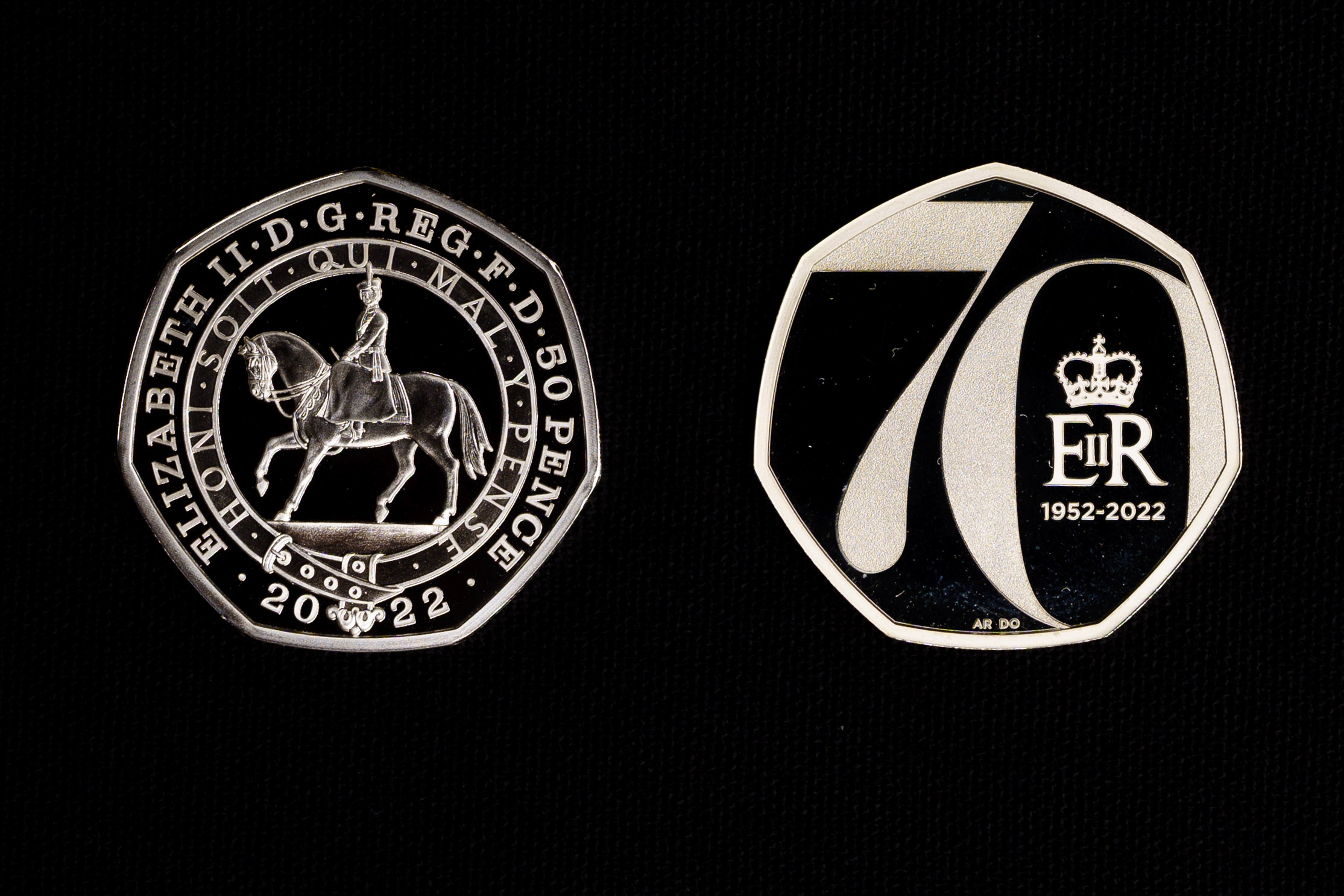 Platinum Jubilee: Royal Mint unveils commemorative 50p coin of the Queen on horseback 
