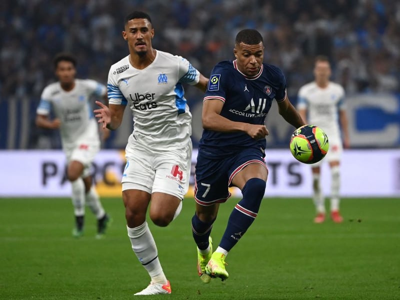 West Ham United are ready to throw a “big cheque” at signing Arsenal defender William Saliba in the summer. (Jeunes Footeux) (Photo by CHRISTOPHE SIMON/AFP via Getty Images)