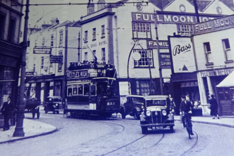 Like the Stag in Hounds, the Full Moon Hotel is still in operation today, as a backpacker’s hostel, on North Street. A tram goes past the hotel on its way to the city centre.