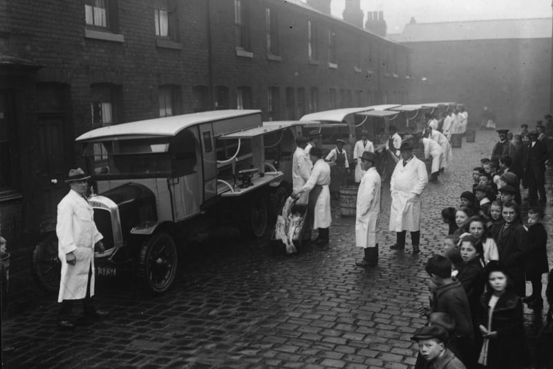 Fish sellers in the streets of Manchester, 1920. 