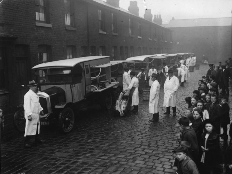 Fish sellers in the streets of Manchester, 1920.