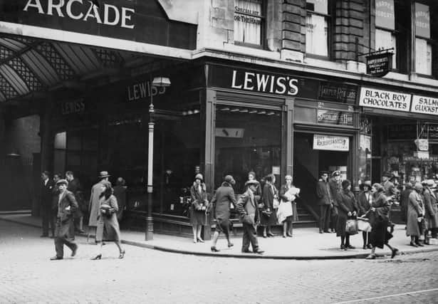 Shoppers outside Lewis’s on Market Street, Manchester, 1931. 