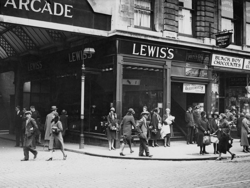 Shoppers outside Lewis’s on Market Street, Manchester, 1931.