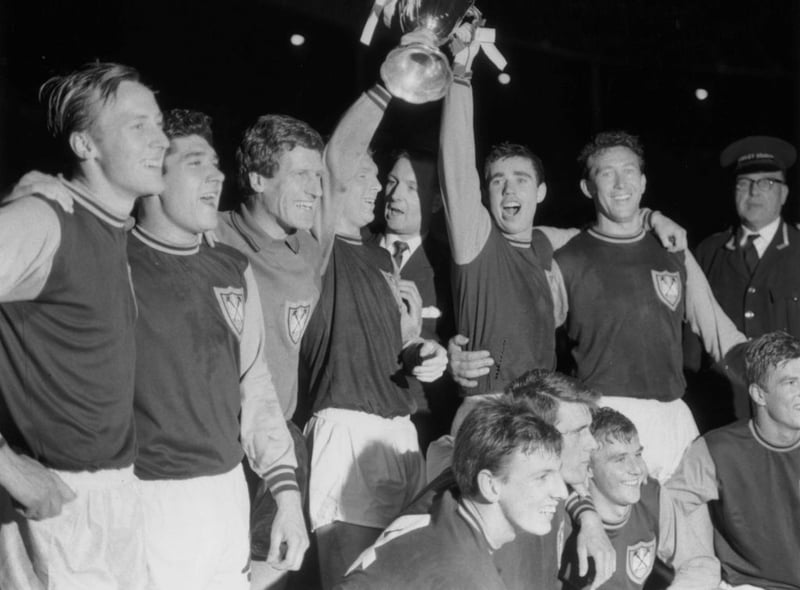 Bobby Moore, Martin Peters and Geoff Hurst with the trophy at Wembley in 1965. (Photo by Evening Standard/Getty Images)