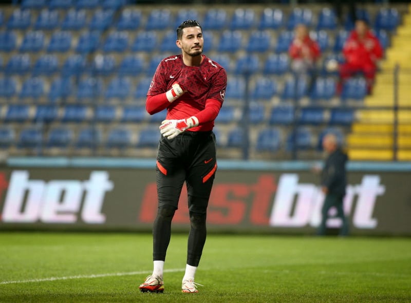 Newcastle and Leeds are both in talks with Turkish international goalkeeper Ugurcan Cakir. 

Source: Radyospor
