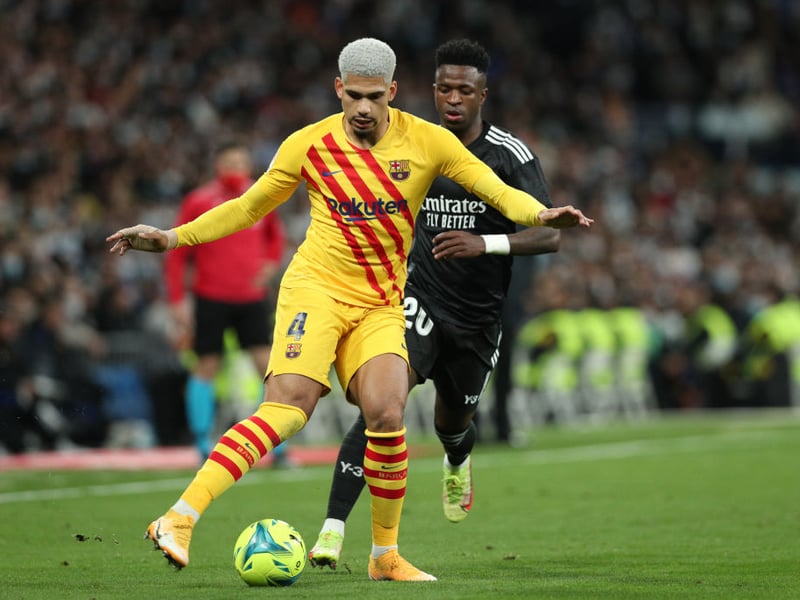 Man United are readying a £33.6million bid to sign Barcelona defender Ronald Araujo. (Nacional)