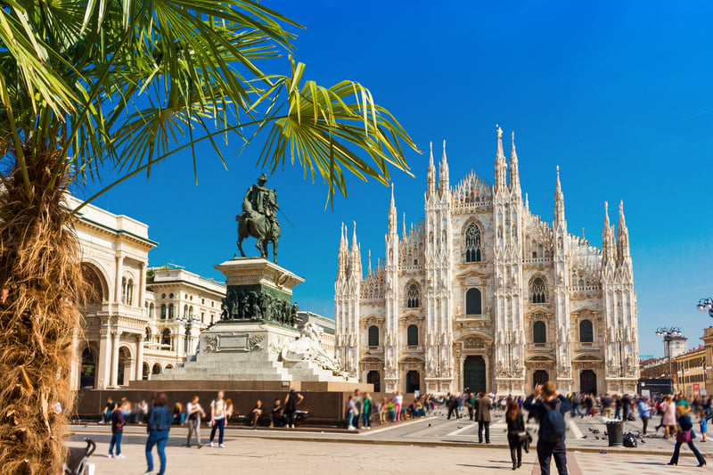 Departure at 2:50 pm the Monday, return flight at 10:50 am the Friday with Ryanair. Flight time is two hours and 10 minutes. Milan attractions include the Duomo di Milano and the Galleria Vittorio Emanuele II.