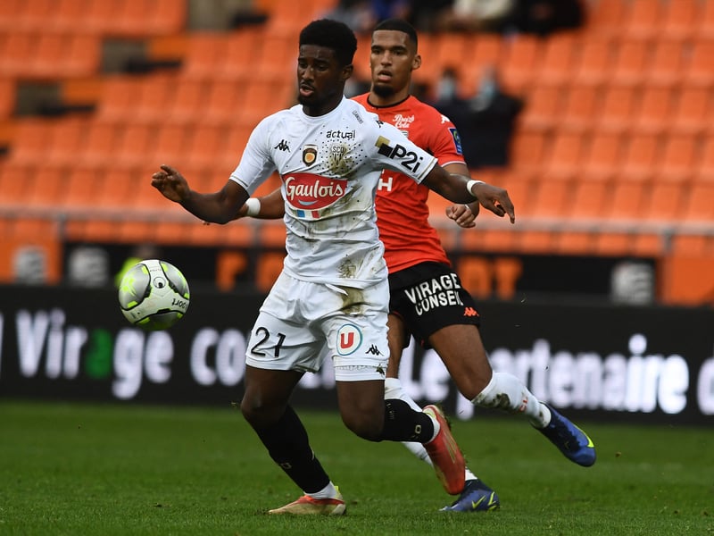 Leicester City transfer target Mohamed-Ali Cho has seen his asking price slashed from €40m to €20m, according to reports. However, they face competition from Borussia Dortmund and Real Betis to sign the Angers forward. (Foot Mercato)