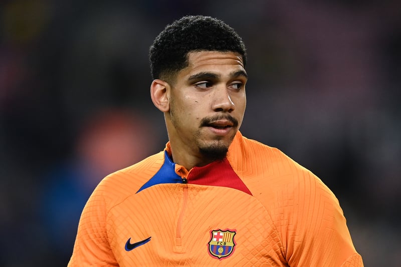 Manchester United are eager to sign Barcelona's Ronald Araujo this summer and are prepared to pay him £130k per week. The 23-year-old currently earns around €1m per season with the La Liga giants. (AS)
