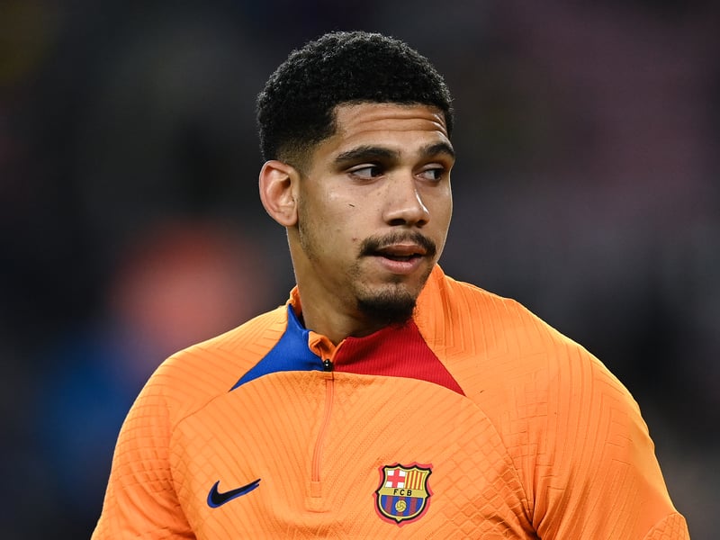 Manchester United are eager to sign Barcelona's Ronald Araujo this summer and are prepared to pay him £130k per week. The 23-year-old currently earns around €1m per season with the La Liga giants. (AS)
