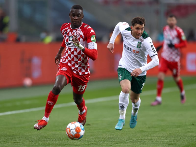 West Ham, Everton and Newcastle United are reportedly among the clubs interested in Mainz defender Moussa Niakhate this summer. (Telegraph)