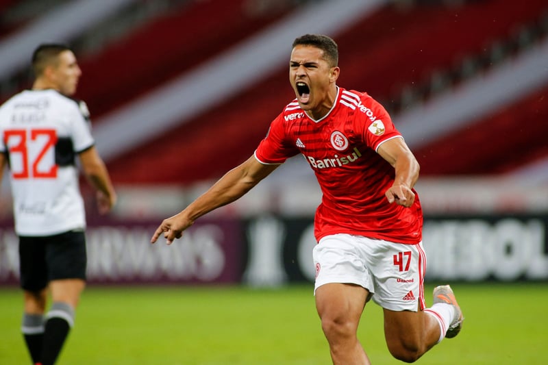 Fulham have tabled a £5.8m bid for Internacional winger Caio Vidal. The 21-year-old's form has attracted interest from the likes of Fiorentina and Getafe. (Samuel Batista)