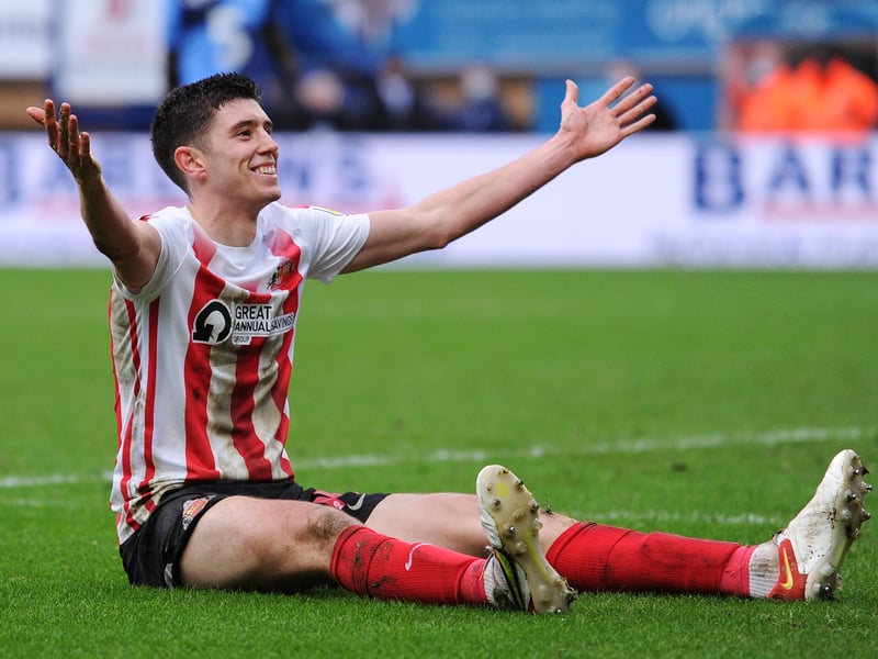 Swansea City are interested in Sunderland striker Ross Stewart if the League One side fail to gain promotion this season but could face competition from Norwich City and Rangers (Northern Echo)