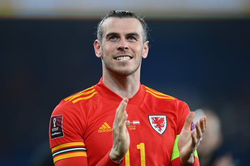 Cardiff City have  moved alongside Tottenham Hotspur as joint-favourites to sign Wales captain Gareth Bale when his Real Madrid contract expires this summer (Wales Online)