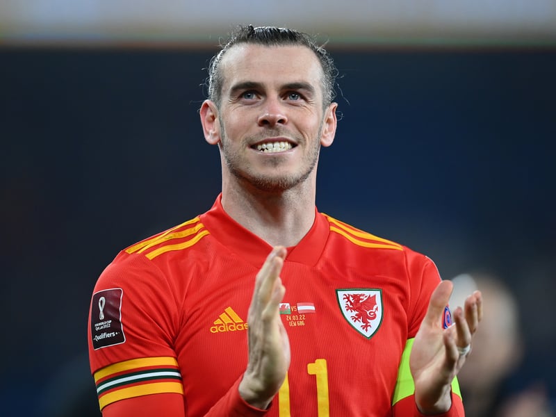 Cardiff City have moved alongside Tottenham Hotspur as joint-favourites to sign Wales captain Gareth Bale when his Real Madrid contract expires this summer (Wales Online)