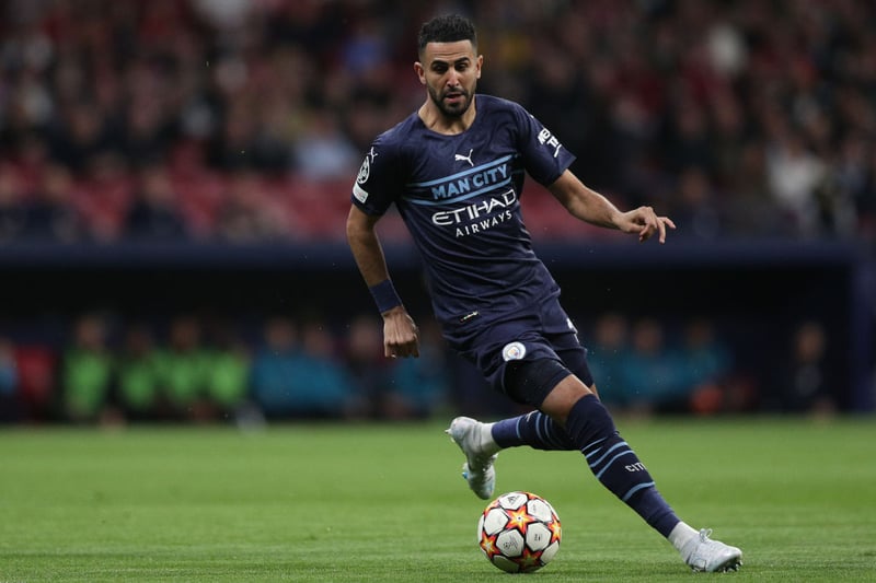 Manchester City are ‘near’ to agreeing a new contract with Algerian attacker Riyad Mahrez. (TEAMtalk)