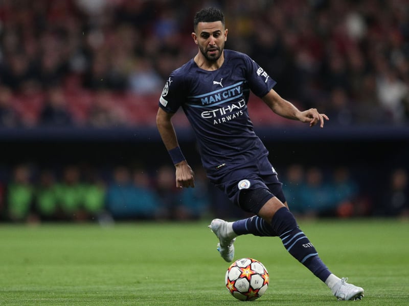 Manchester City are ‘near’ to agreeing a new contract with Algerian attacker Riyad Mahrez. (TEAMtalk)