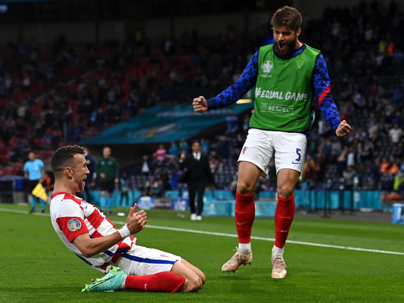 Aston Villa are stepping up their plans to sign a new centre-back after Steven Gerrard watched Duje Caleta-Car in midweek (Football Insider)