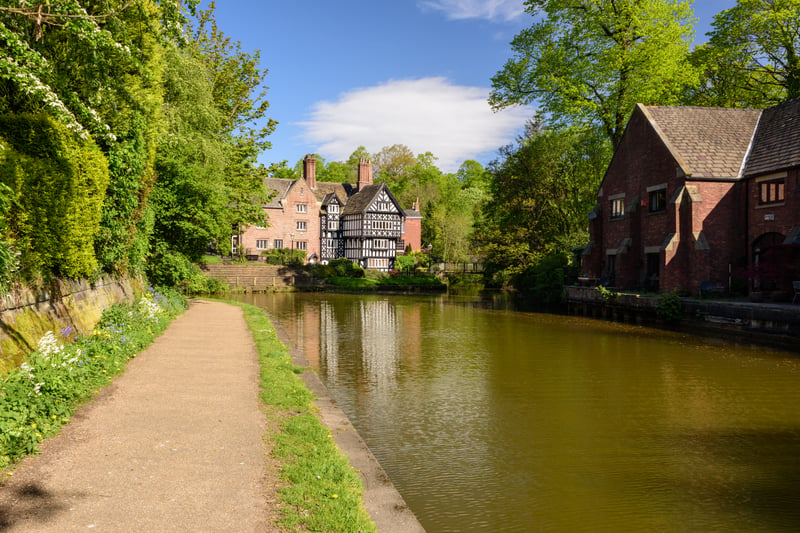 After a ceremony in the atmospheric Tudor Court House with its curved arch beams and wooden clad walls, you can make a short walk to the Bridgewater Canal and grab some wonderful photos with the water as a background 