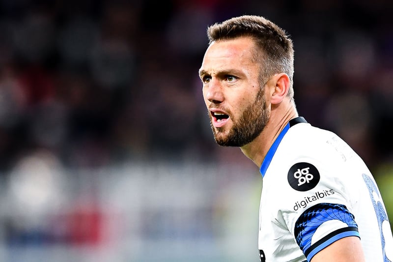 Tottenham, Aston Villa, and Newcastle United target Stefan de Vrij has been told by Inter Milan he can leave this summer for £15m. (Football Insider)