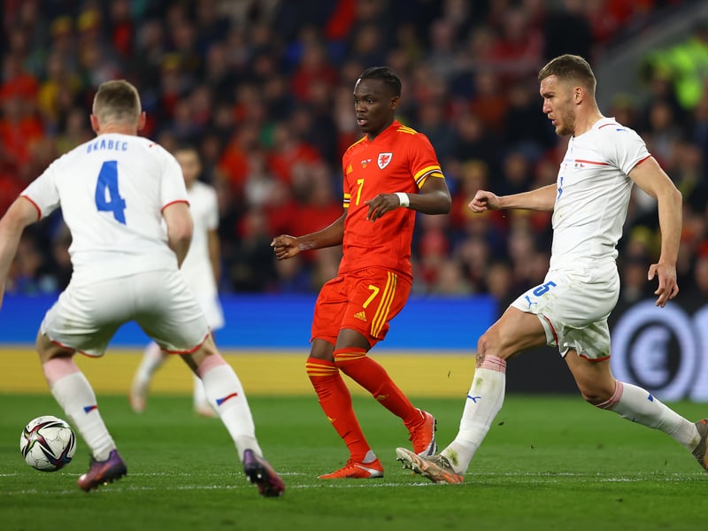 Fulham are interested in Wales forward Rabbi Matondo who has impressed during a loan spell at Belgian side Cercle Brugge from German side Schalke (Telegraph)