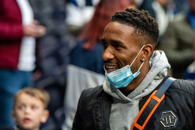Former Sunderland striker Jermain Defoe has held conversations with Tottenham about a coaching opportunity at the club’s academy. (Evening Standard)