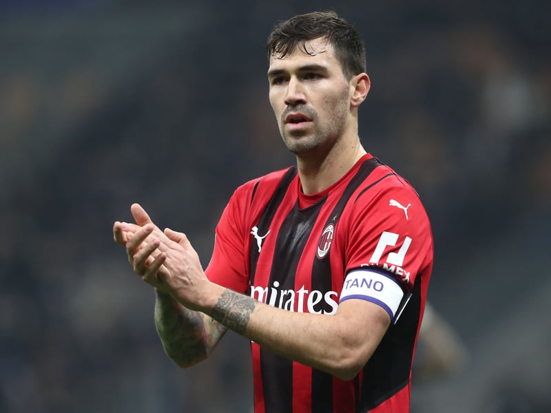 Chelsea are reportedly considering a swoop for AC Milan defender Alessio Romagnoli this summer, with the Italian's contract set to expire. The Blues would face competition from Bayern Munich and Barcelona for his signature. (Daily Mail)