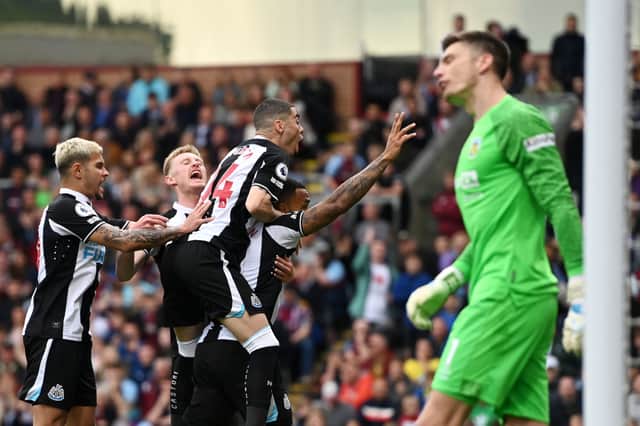 Callum Wilson of Newcastle United celebrates with teammates after scoring their side's first goal from the penalty spot during the Premier League match between Burnley and Newcastle United at Turf Moor on May 22, 2022 in Burnley, England. (Photo by Gareth Copley/Getty Images)