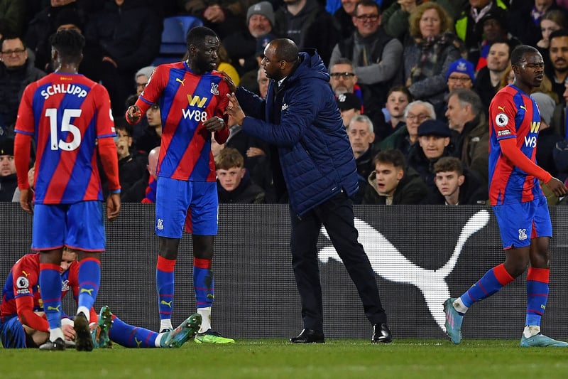 Crystal Palace’s French manager Patrick Vieira (C) gives in structinos to Crystal Palace’s Senegalese midfielder Cheikhou