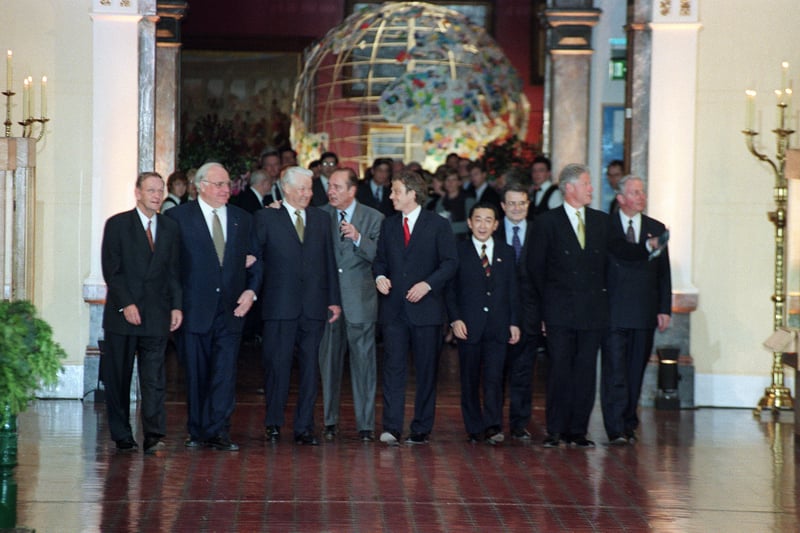 (from L to R) Canadian Prime Minister Jean Chretien, German Chancellor Helmut Kohl, Russian President Boris Yeltsin, French President Jacques Chirac, British Prime Minister Tony Blair, Japanese Prime minister Ryutaro Hashimoto, Italian Prime minister Romano Prodi, American President Bill Clinton and European Commission president Jacques Santer arrive for dinner at the Buddha room in the Council House in Birmingham at the G8 summit on May, 15 (Credit GERRY PENNY/AFP via Getty Images)