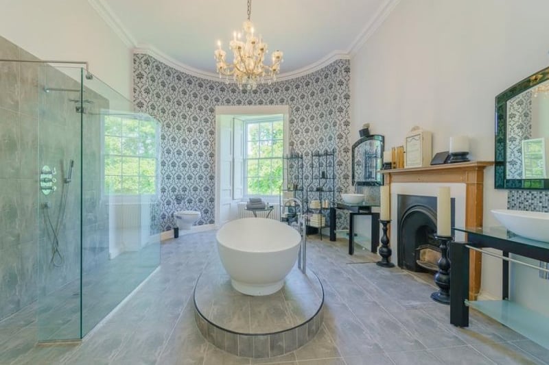 With three wings and a carriage house, there’s plenty to show. The bedrooms are about as grand as you can imagine and this is one almighty bathroom. (Image: Rightmove)
