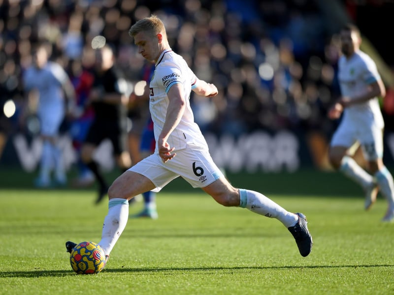Aston Villa and Everton ‘lead the way’ in the race to sign Burnley defender Ben Mee. (Mirror)