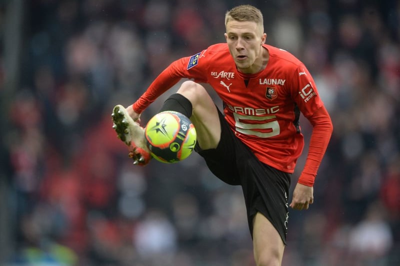 Everton and West Ham United are among a host of clubs interested in Rennes left-back Adrien Truffert ahead of the summer transfer window. (L’Equipe)