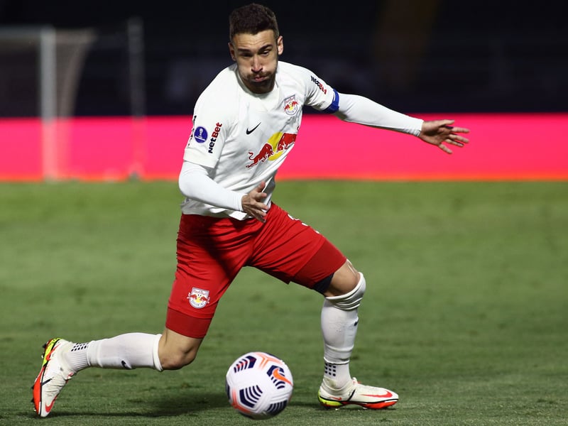 West Ham are reportedly in discussions to sign Red Bull Bragantino centre-back Leo Ortiz. The 26-year-old would be available for around £8 million. (Globe Esporte)