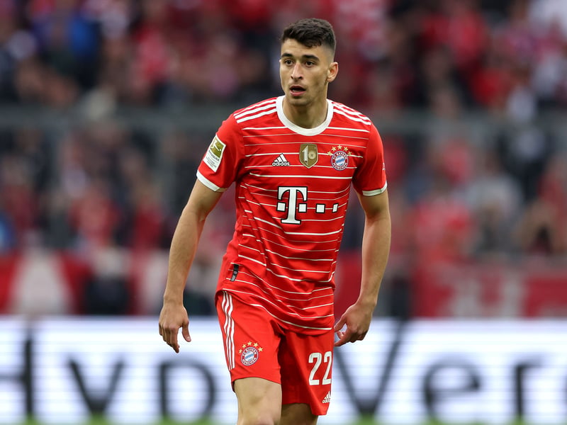 Leeds United will have to battle Barcelona if they are to sign Bayern Munich's Marc Roca this summer. If the Whites are to win the race then a £10 million deal could be on the cards. (BILD)