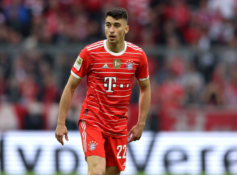 Leeds United will have to battle Barcelona if they are to sign Bayern Munich's Marc Roca this summer. If the Whites are to win the race then a £10 million deal could be on the cards. (BILD)