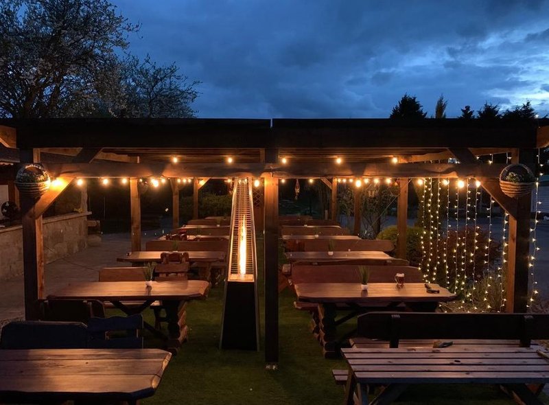 The pub is closed on Monday and Tuesdays, opens  Wednesday - Friday from 12 noon - 10pm. On Saturday lunch and dinner starts at noon with the pub open until midnight. On Sunday the pub opens at midday until 6pm.