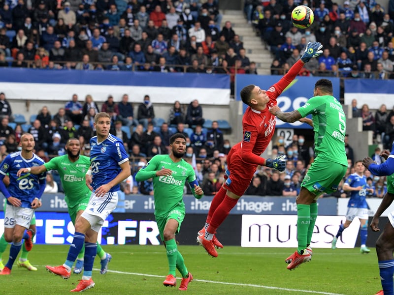 Bristol City are closing in on a surprise move for 20-year-old goalkeeper Stefan Bajic on a free transfer (Bristol Live)
