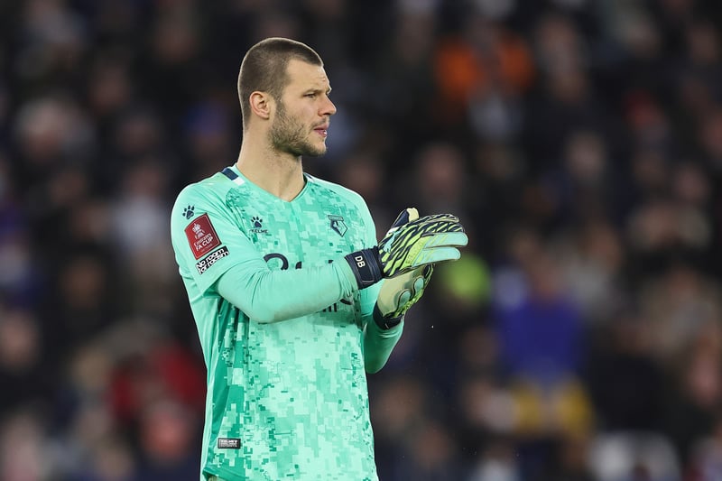 Manchester United are considering a move for Watford goalkeeper Daniel Bachmann as Dean Henderson closes on a move to newly-promoted Nottingham Forest (Manchester Evening News)
