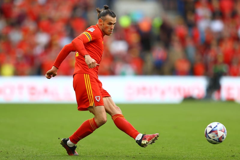 Aston Villa could be about to join the queue to sign Gareth Bale. (The Guardian)