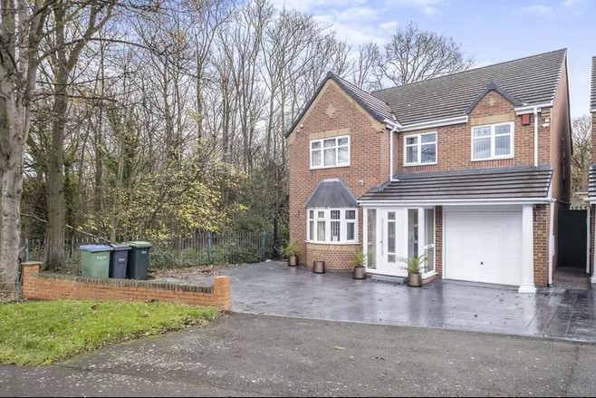 This five bedroom property has two ensuite bathrooms and three reception rooms. The property is for sale on Purple Bricks for £650,000