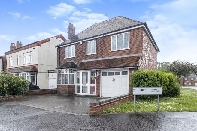 This four bedroom property is for sale on Purple Bricks for £530,000. The property has a spacious driveway and a large back garden