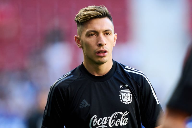 Arsenal want Ajax centre back Lisandro Martinez but the Dutch club have raised his price tag above £35m amid interest from Manchester United. (Daily Mail)