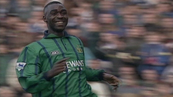 An Asics kit that didn’t click immediately!  Rarely seen but smart nonetheless.  Worn here by Andy Cole in a game where he fired a last minute winner at Sheffield Wednesday in March 1994.