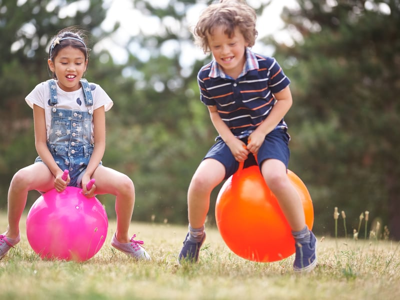 400 people took part in the largest space hopper dance in 2019. The achievement was awarded to JTI who organised the event.