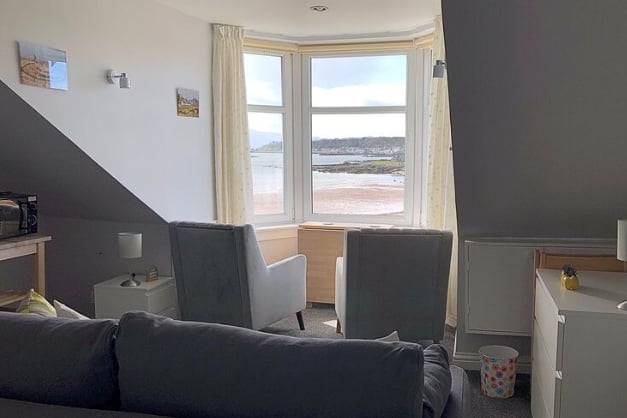 This cosy apartment on HolidayLettings is in the prime location in Millport. Less than a minutes walk away from Kames Bay beach it’s perfect for a little summer getaway.