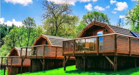 This 1 bed log cabin on HolidayLettings is ideal if you’re looking for something a little differnt. Why not try a touch of glamping whilst overlooking the beautiful countryside?